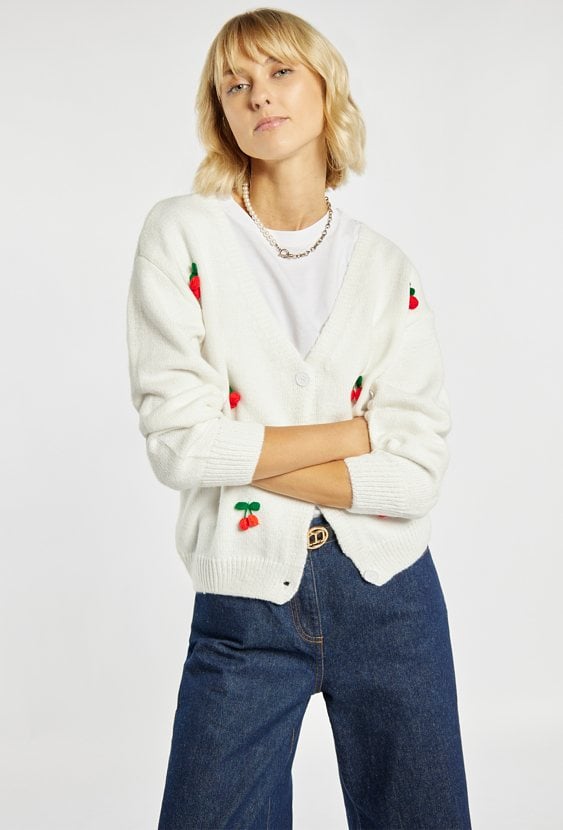 Sweter z haftowanym motywem wisienek