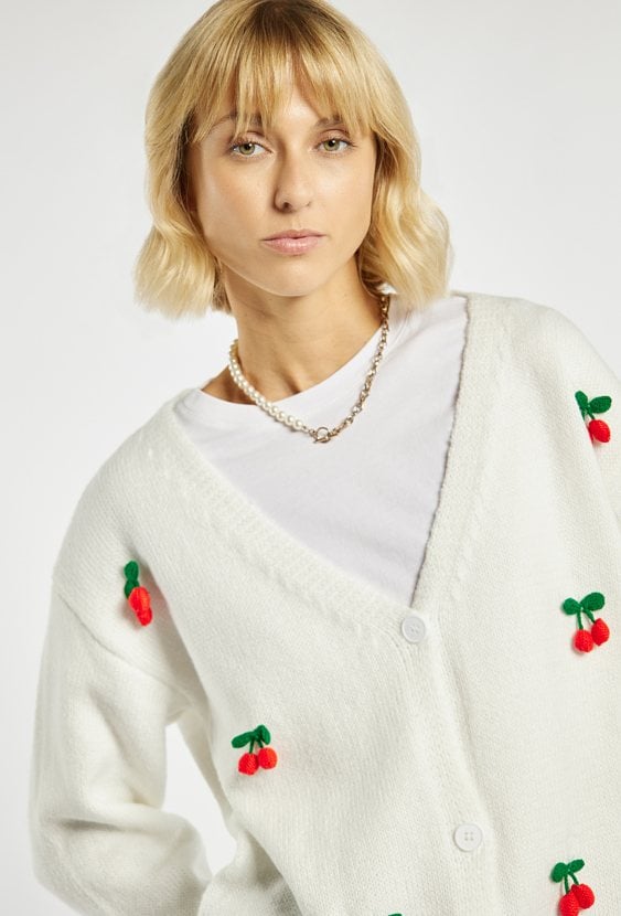 Sweter z haftowanym motywem wisienek