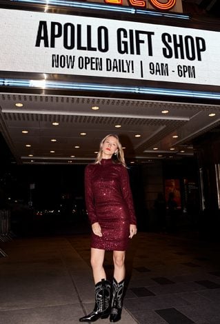 Bordowa dopasowana sukienka w cekiny