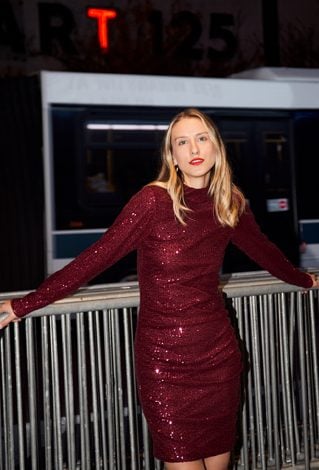 Bordowa dopasowana sukienka w cekiny