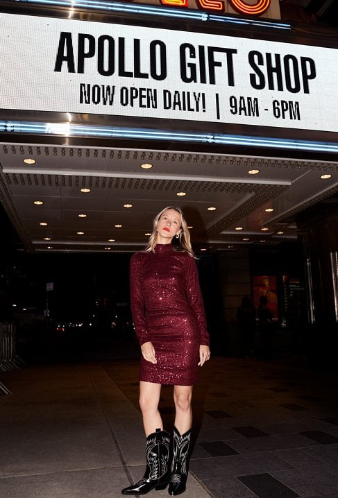 Bordowa dopasowana sukienka w cekiny