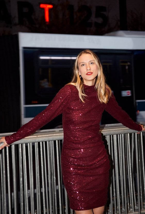 Bordowa dopasowana sukienka w cekiny