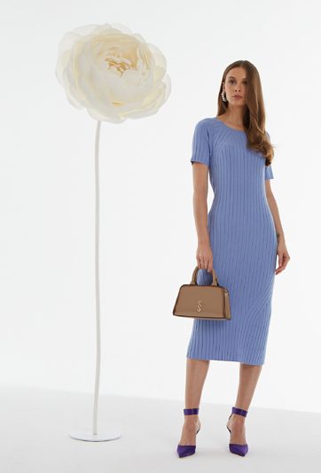 Niebieska dzianinowa sukienka z wiskozy