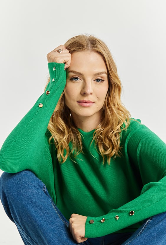 Sweter damski z ozdobnymi guzikami