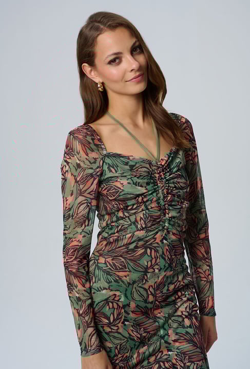 Dopasowana sukienka z drapowaniem przy dekolcie