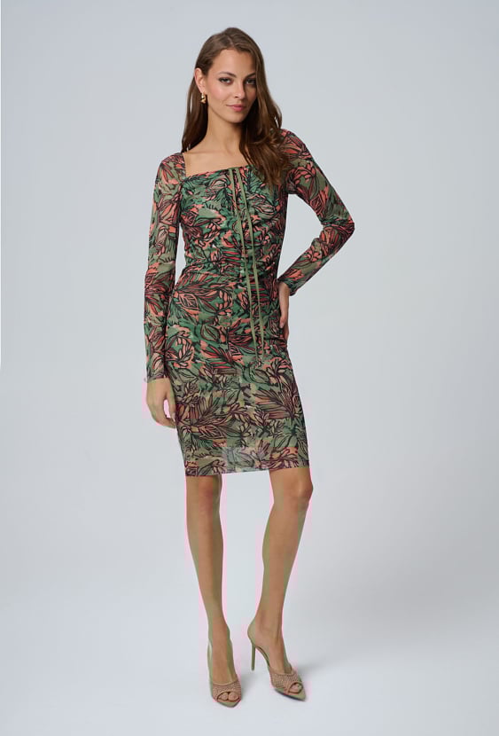 Dopasowana sukienka z drapowaniem przy dekolcie