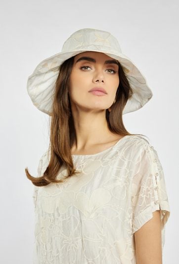 Delikatny kapelusz damski