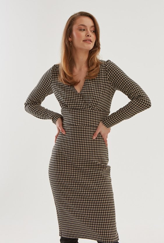 Sukienka w pepitkę o klasycznym kroju