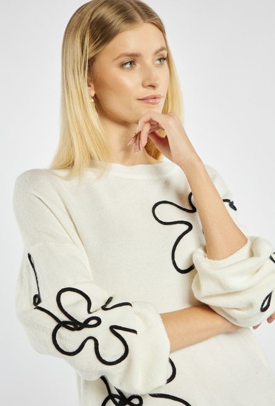 Sweter z motywem kwiatowym